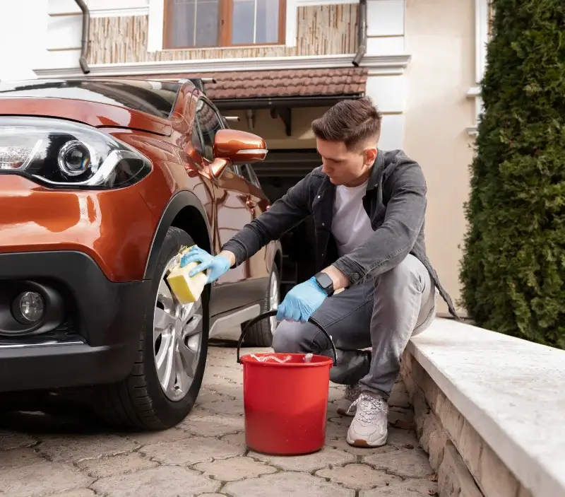 Lavage auto à domicile Béziers : professionnel intervenant sur un véhicule